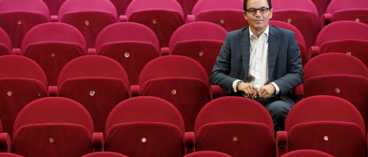 Pablo Rodríguez en el patio de butacas del Paraninfo de la Universidad de Las Palmas de Gran Canaria.