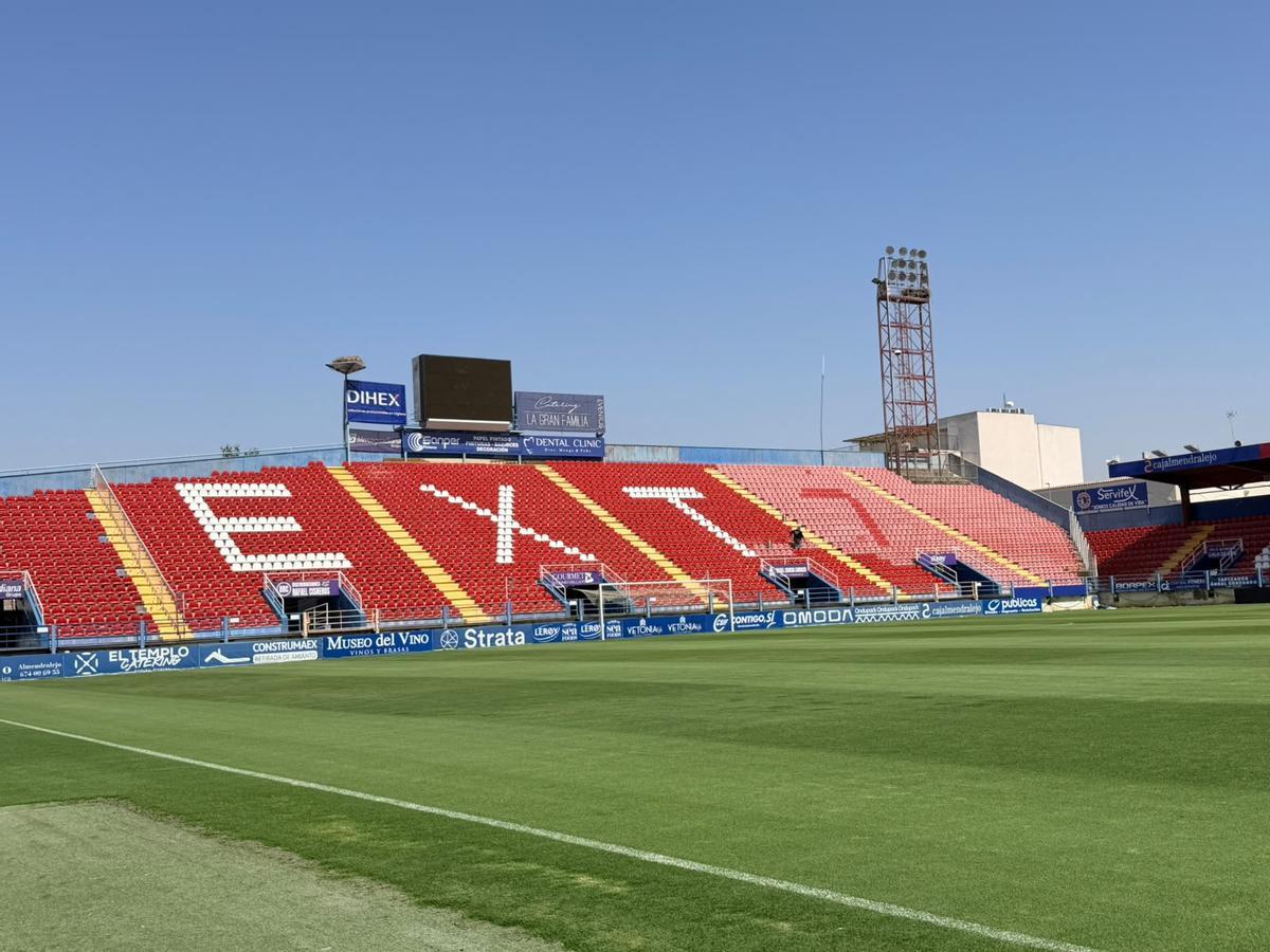 El cambio de color de los asientos reflejado en la grada de Fondo Norte del estadio Francisco de la Hera