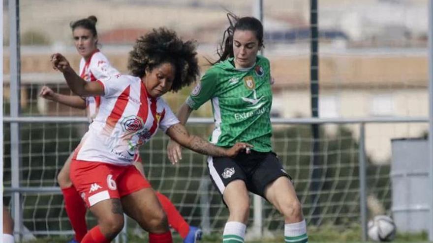 Karla Riley, durante el encuentro ante el Cacereño de esta temporada