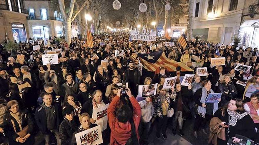 Unas mil personas se apuntaron a la convocatoria de la Coordinadora d´Entitats per la Democràcia, ayer en Palma.