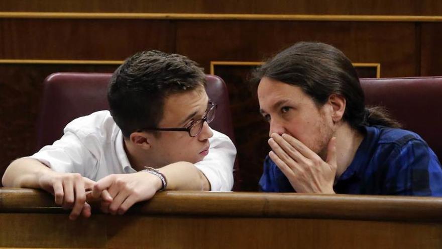 Errejón e Iglesias, conversando durante el Pleno del Congreso de ayer.