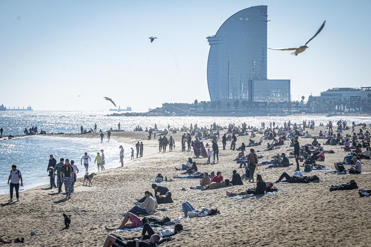 Los barceloneses acuden en masa a las playas de la ciudad para disfrutar del último día primaveral antes de la llegada del frío