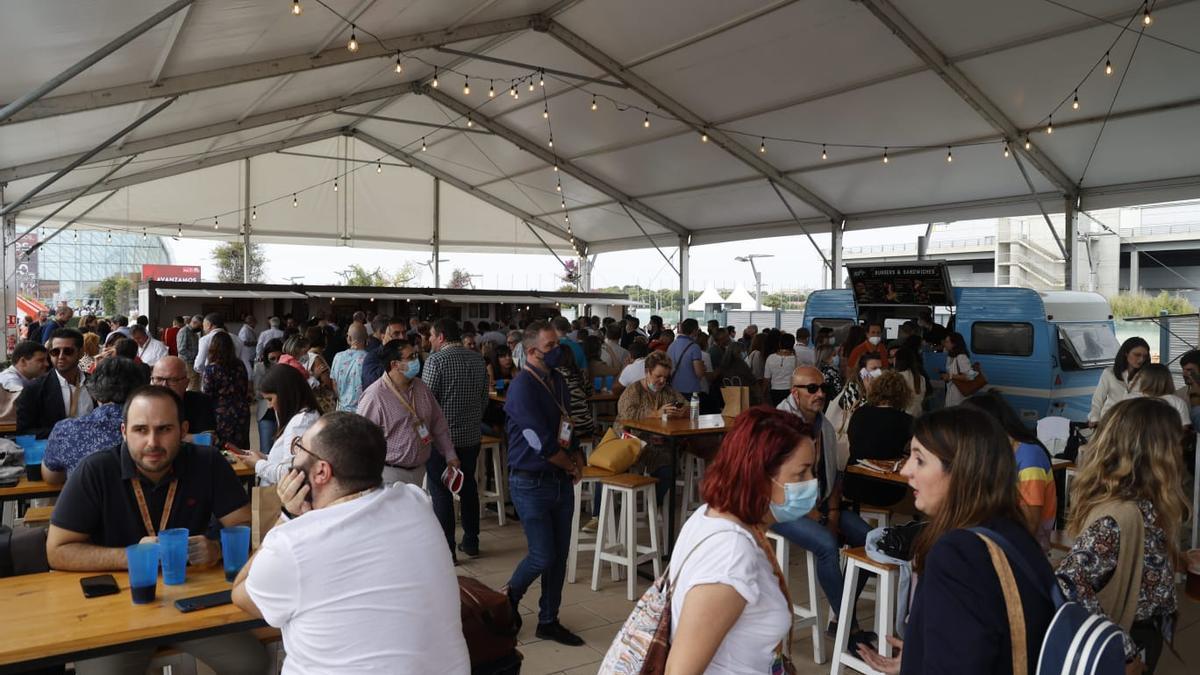 Carpa habilitada con food-trucks durante el congreso del PSOE