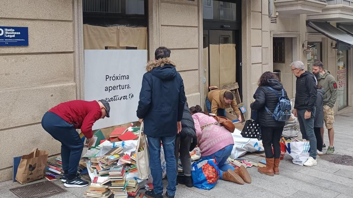 Algunas personas aprovecharon este bufé libre de libros de segunda mano a la intemperie para llevarse un ejemplar a su casa.