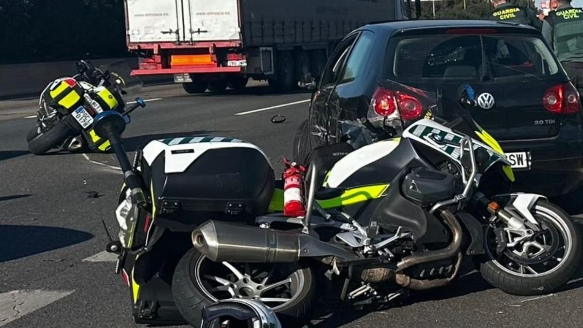 Las dos motocicletas de los agentes heridos tras la persecución.