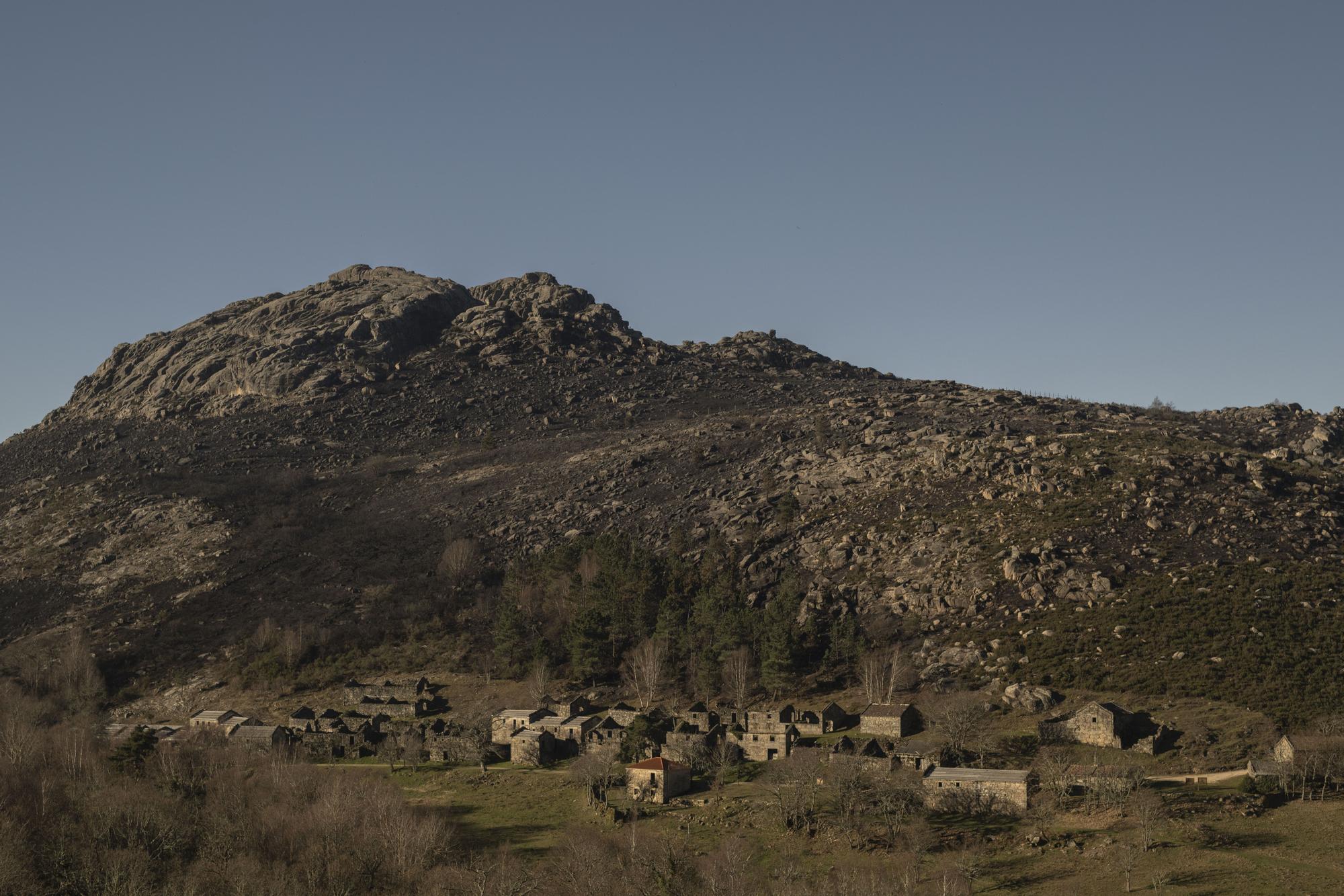 Ourense arde en pleno invierno: un incendio en O Xurés calcina ya 100 hectáreas