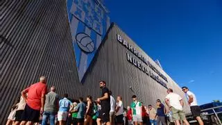 Cientos de abonados del Córdoba CF se agolpan en las taquillas de El Arcángel en la tercera fase de la campaña