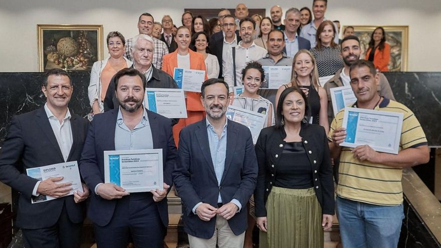 Lope Afonso (en el centro de la primera fila) con los galardonados y Dimple Melwani (a su lado).