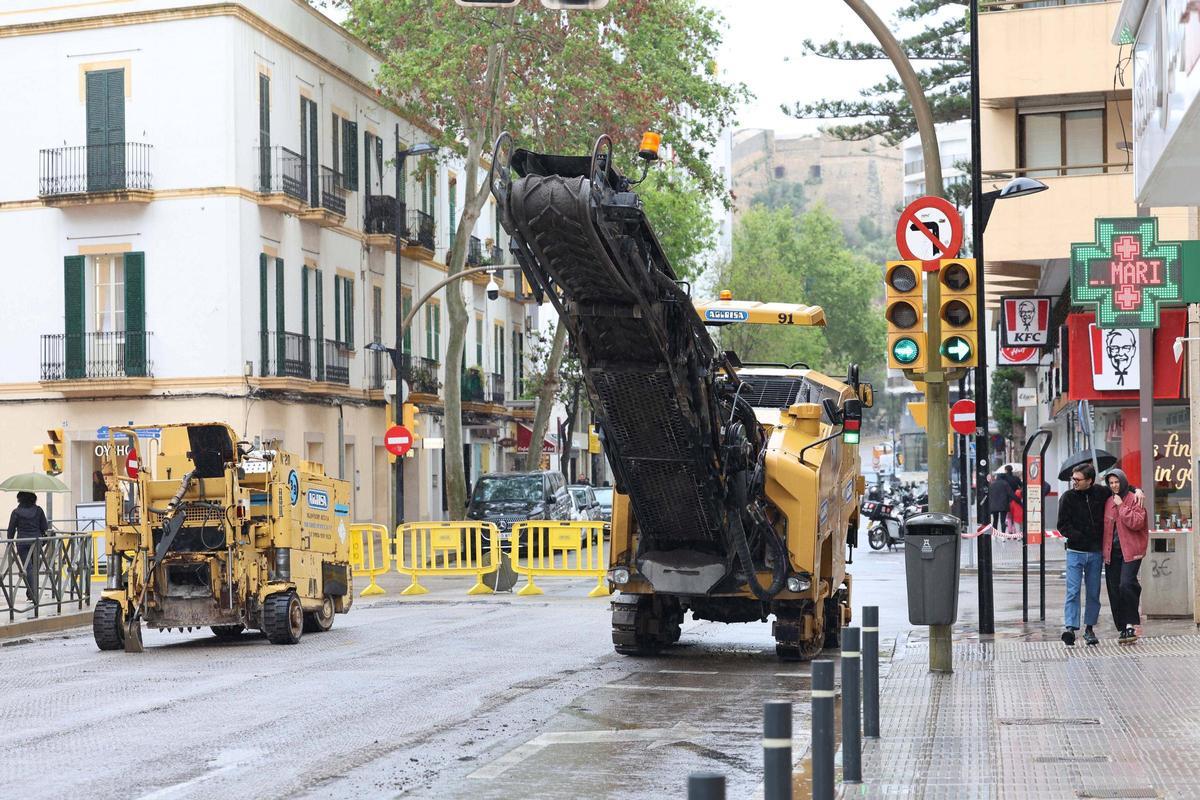 Cortado al tráfico un tramo de Ignasi Wallis por el plan de reasfaltado de Ibiza