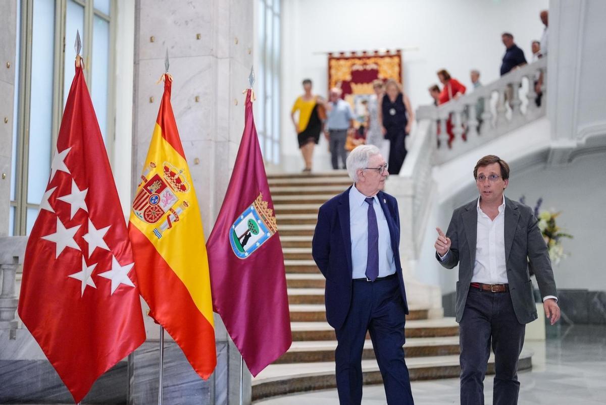 El Concello de Valga viajó a Madrid con su Belén Artesanal bajo el brazo para reunirse con Martínez-Almeida.
