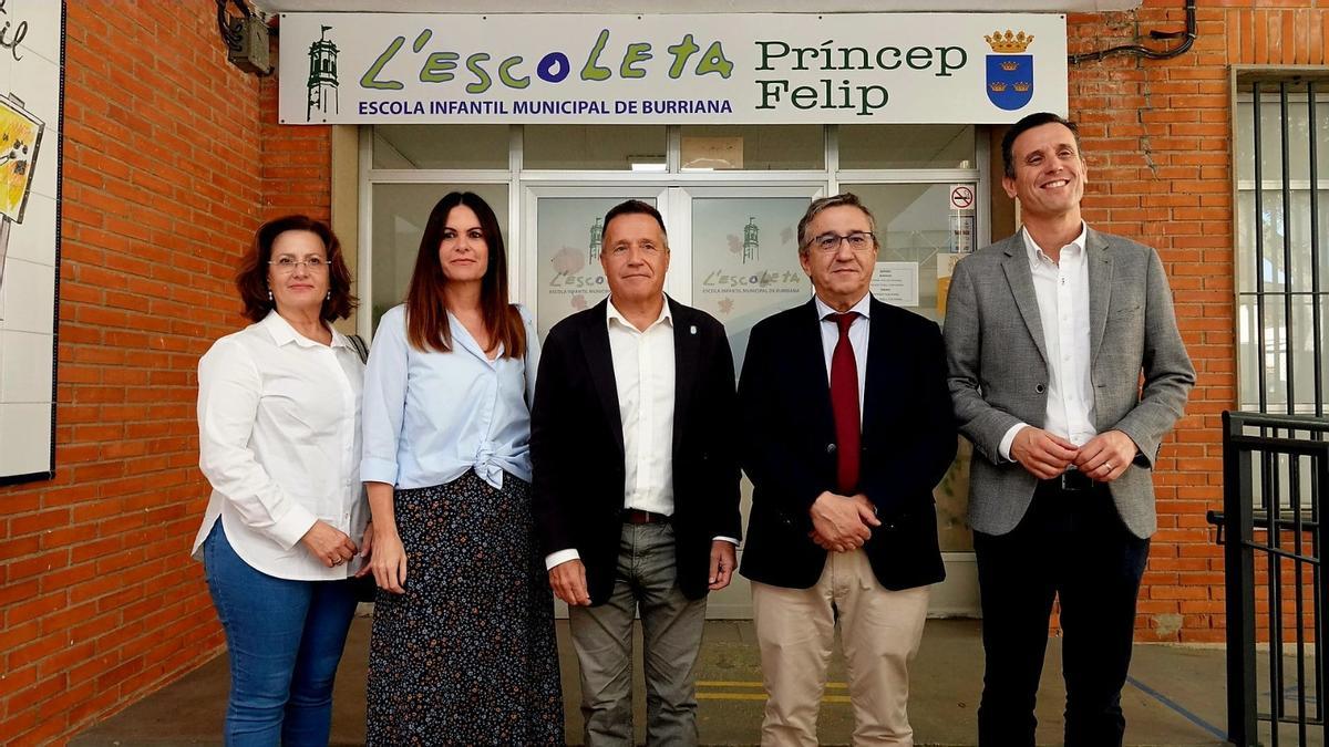 El alcalde de Burriana junto al conseller de Educación frente a la 'L'Escoleta Príncep Felip'