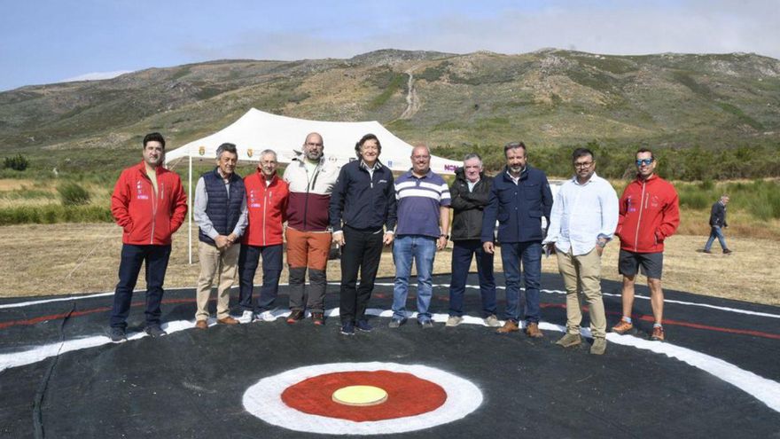 La visita institucional a la pista de aterrizaje de A Xironda. | FdV