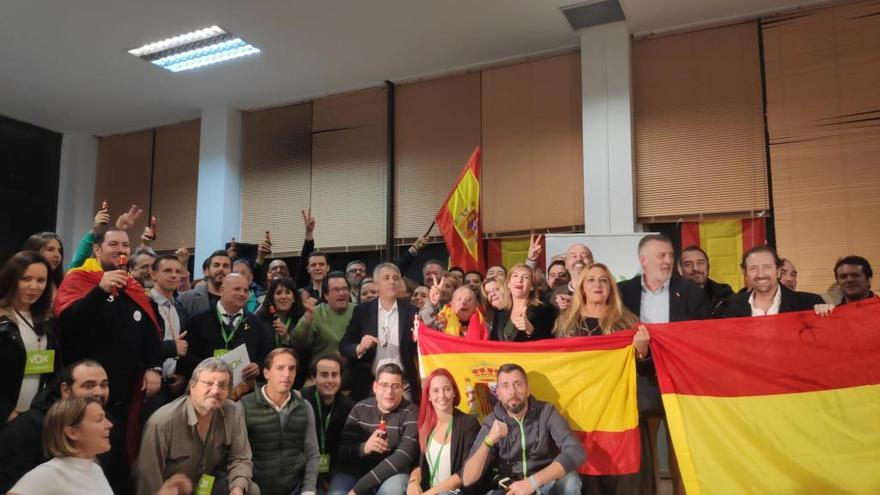 Los responsables de Vox Málaga celebran, junto a simpatizantes y afiliados, los resultados cosechados en la provincia.