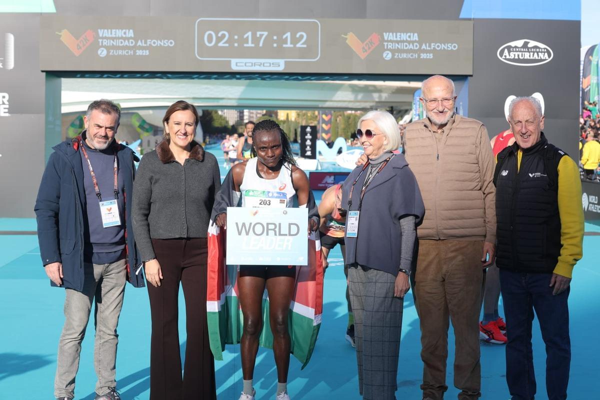 Juan Roig y Hortensia Herrero, en la foto con la ganadora Joyciline Jepkosgei y el resto de autoridades.