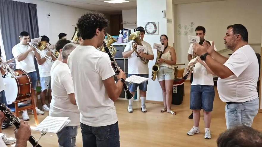 Concierto de la Banda Artística de Arcade en el centro de día Boas Apertas