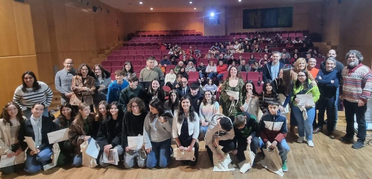 Varios de los alumnos que participaron en la elaboración de la revista, ayer, en el multiusos de Redondela.