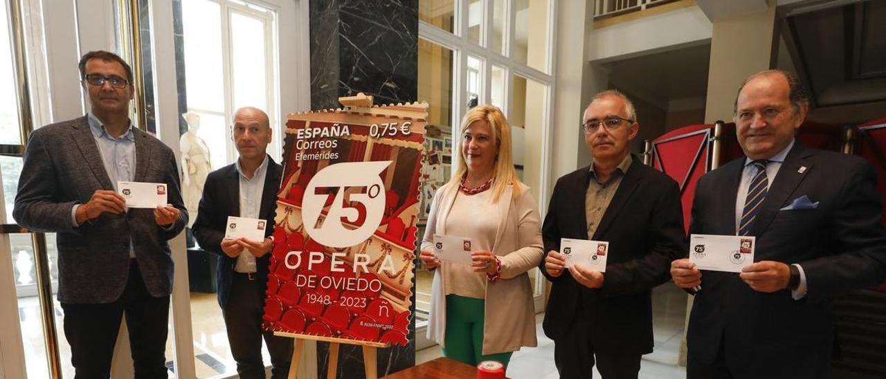 José Luis Costillas, Celestino Varela, Leire Diez, Antón García y  Juan Carlos Rodríguez en la presentación del sello conmemorativo del 75 aniversario de la Ópera de Oviedo