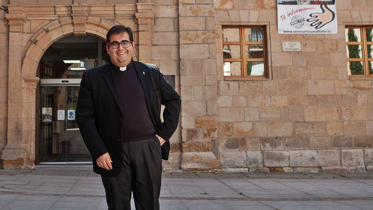 Juan José Carbajo Cobos, a las puertas del Seminario de San Atilano.