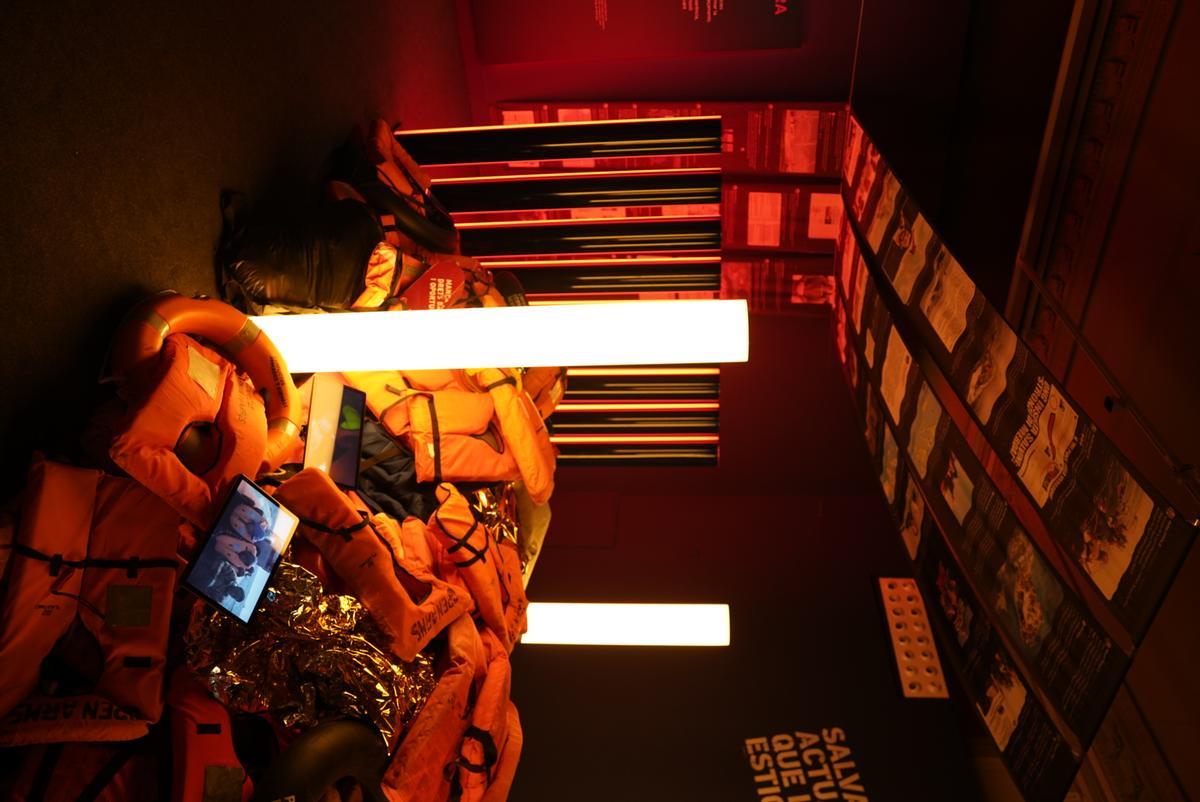 Chalecos como los que utilizan los migrantes para cruzar el Mediterráneo, en la exposición de Open Arms en el Palau Robert de Barcelona.