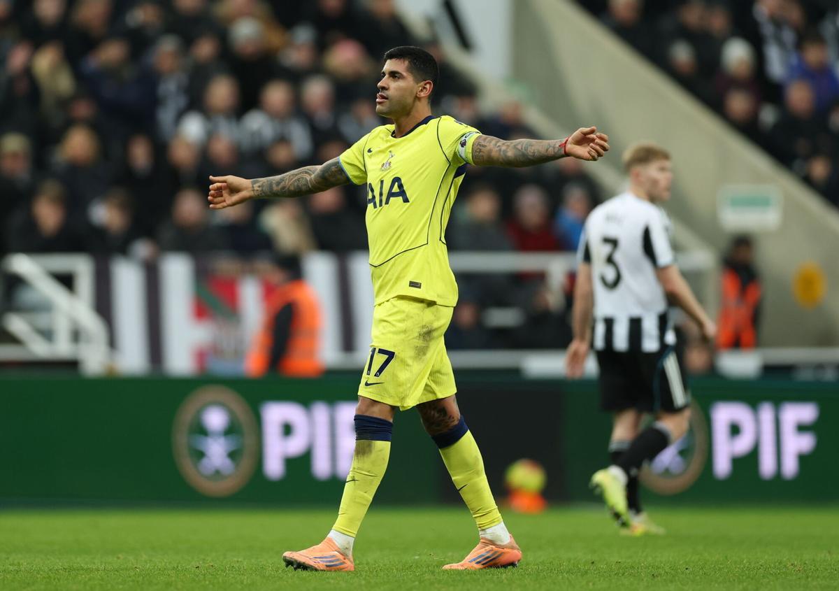 El jugador argentino Cristian Romero, del Tottenha,m celebra el 1-1 durante el partido de la Premier League que han jugado Newcastle United y Tottenham Hotspur en Newcastle, Reino Unido. EFE/EPA/ADAM VAUGHAN