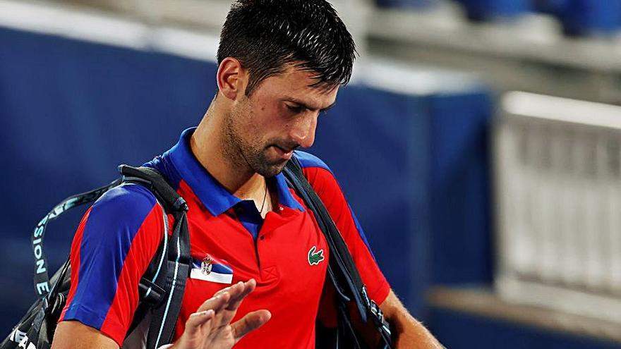 Novak Djokovic acomiadant-se de l’or. | RUNGROJ YONGRIT / EFE