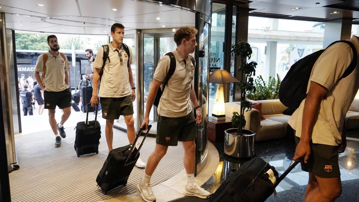 La plantilla del Barça, a su llegada al hotel Nelva de Murcia