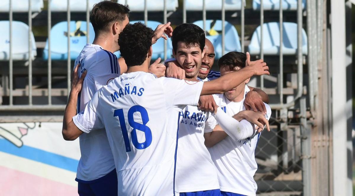 Varios futbolistas del Deportivo Aragón festejan abrazándose uno de los tantos de la victoria de su equipo ante la Mutilvera en la Ciudad Deportiva.