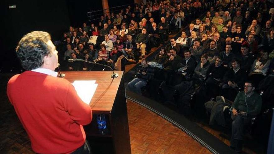 Lores, en plena intervención ante los asistentes a su discurso &quot;contra el sistema&quot;.  // Rafa Vázquez