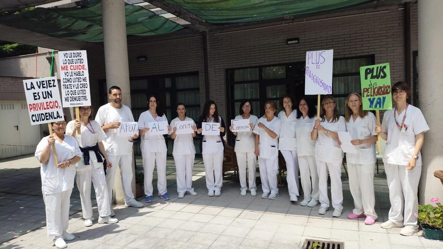 VÍDEO: Trabajadores de las residencias asturianas muestran su apoyo a los comités del ERA y Bienestar, encerrados en la Consejería de Hacienda