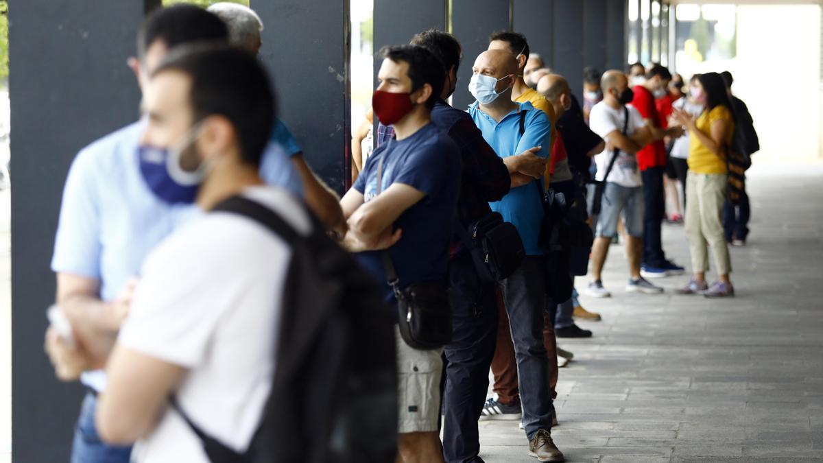 Un grupo de opositores, en fila, antes del examen para profesor de Secundaria y FP.