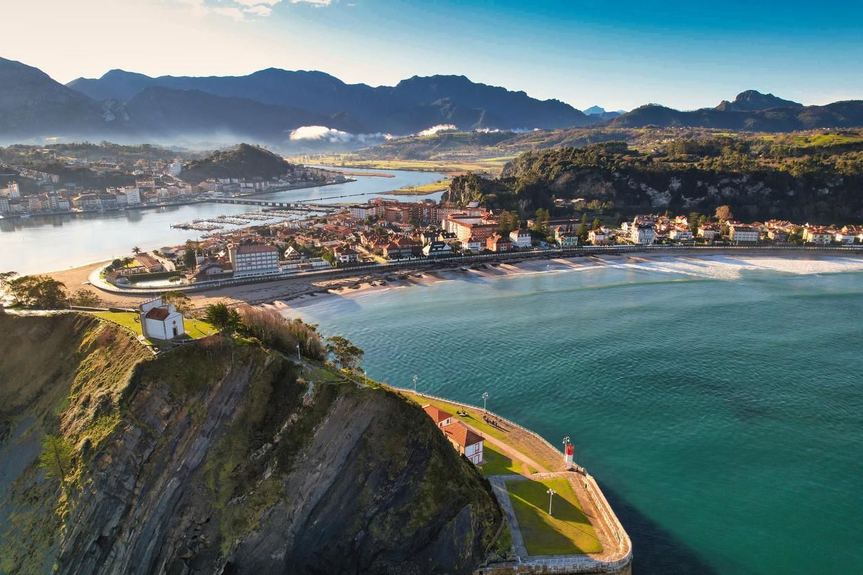 Vista aérea de Ribadesella y el río Sella, Asturias.