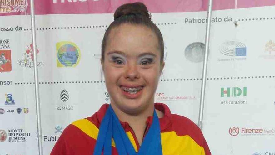 La gimnasta ilicitana posa con las medallas que ha ganado