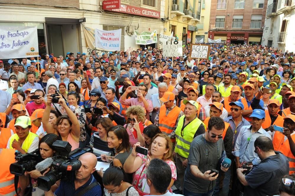 Gran protesta de los agricultores frente a la CHS