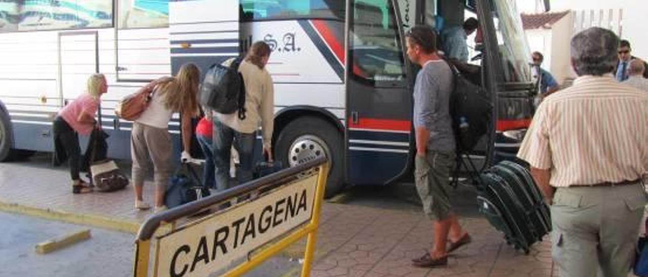 Imagen del servicio de transporte de viajeros de Costa Azul con el aeropuerto Elche-Alicante.