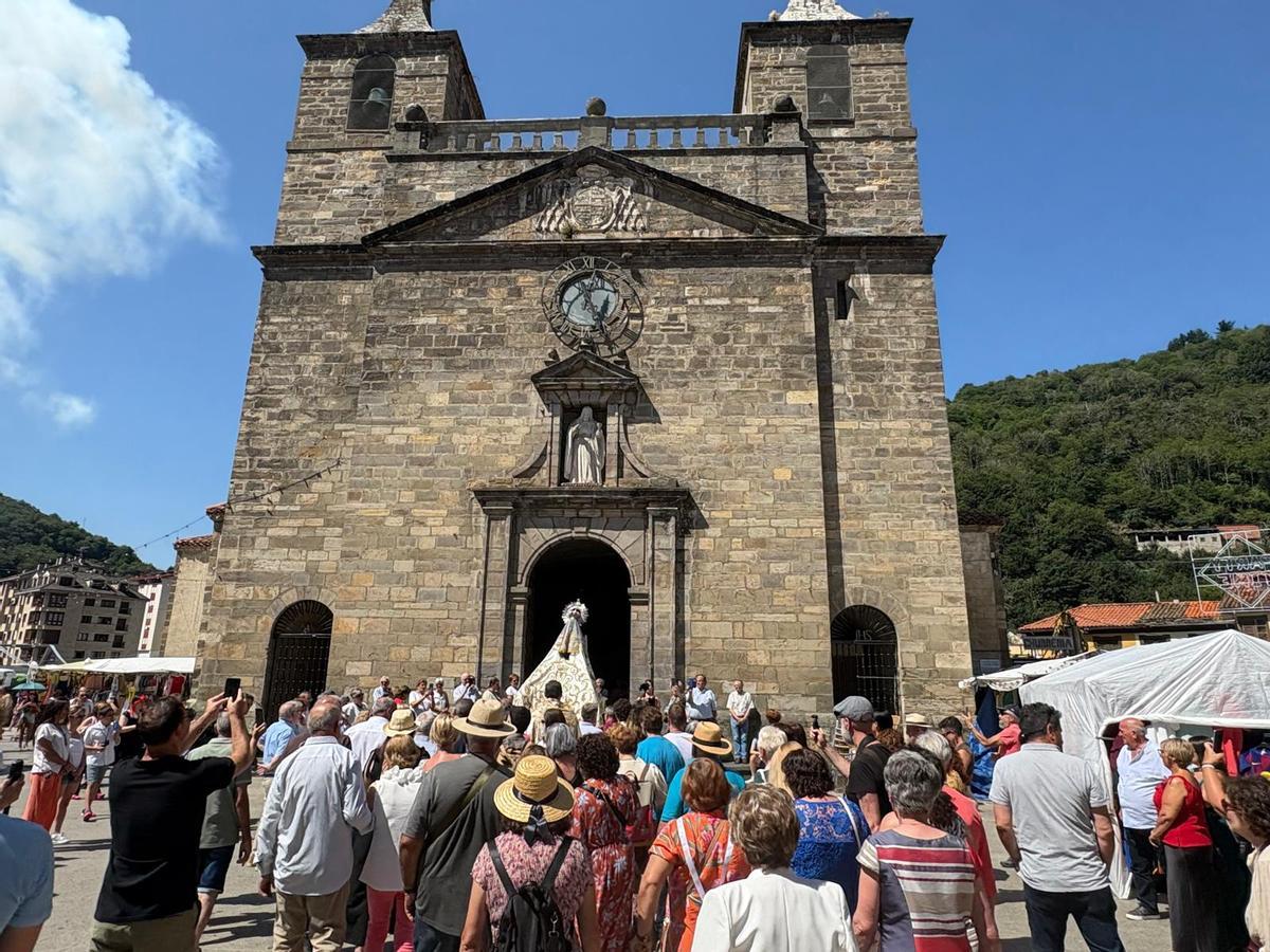 La pólvora acompañó a la primera procesión del Carmen en Cangas del Narcea