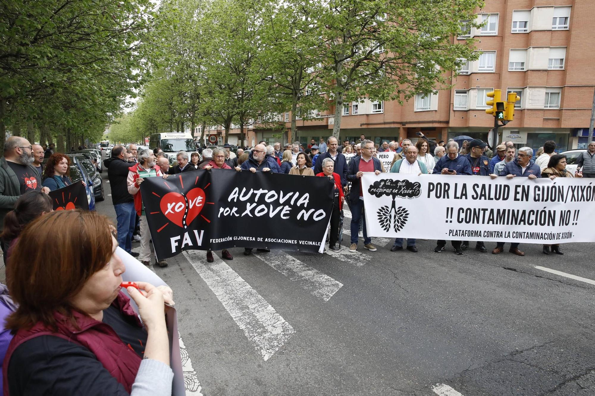 Así ha sido la movilización vecinal cortando el tráfico a El Musel (en imágenes)