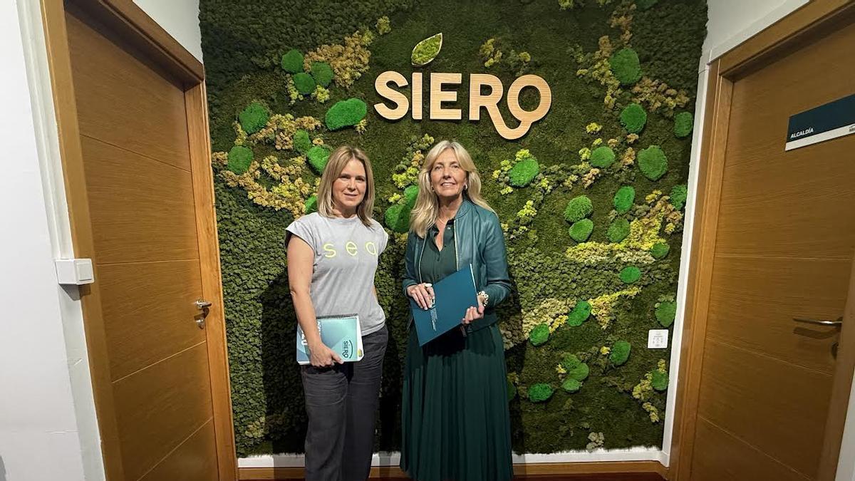 Por la izquierda, Eva Iglesias y Alejandra Cuadriello, edil de la Plataforma de La Fresneda.