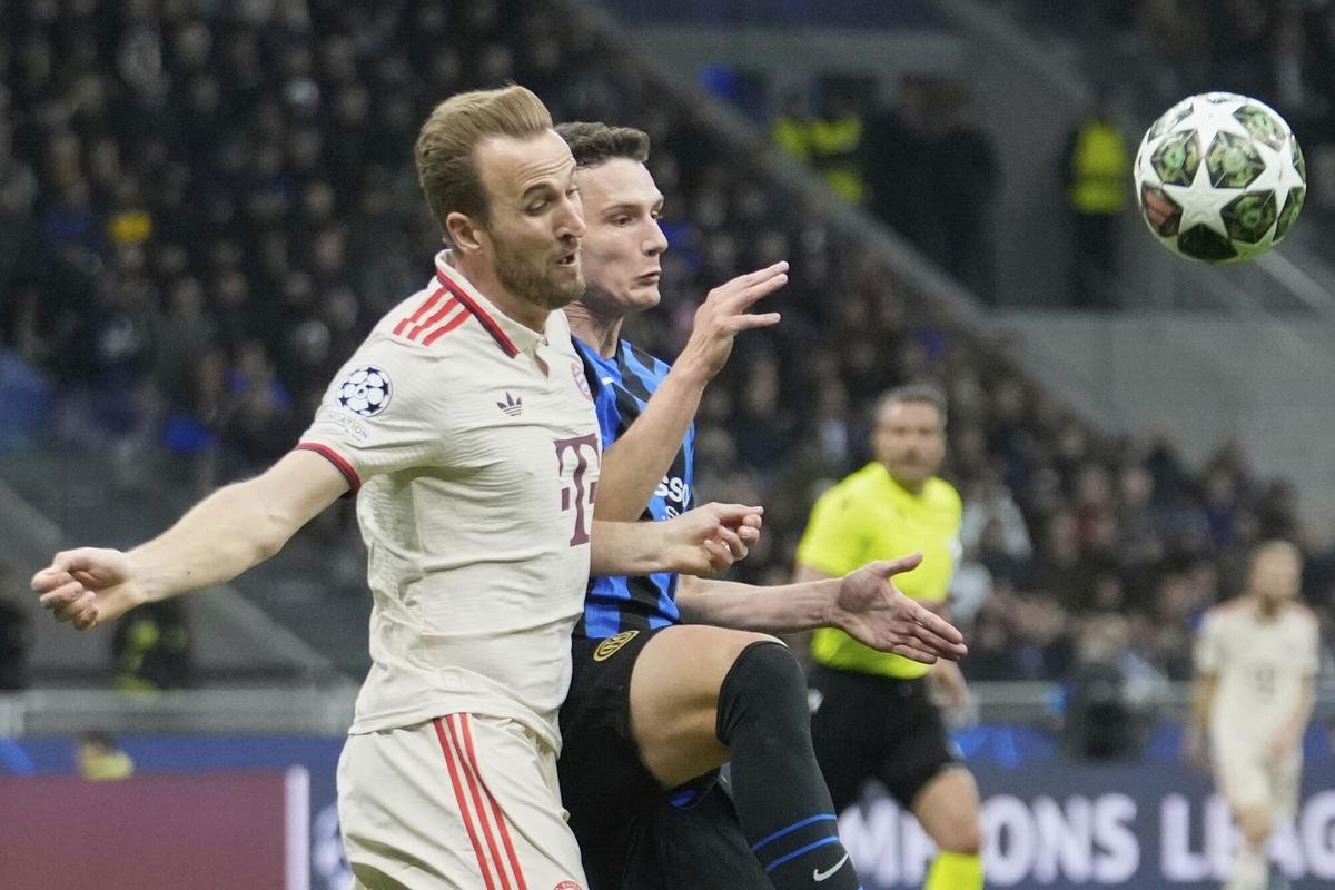 Bayern's Harry Kane, left, fights for the ball with Inter Milan's Benjamin Pavard during the Champions League quarterfinal second leg soccer match between Inter Milan and Bayern Munich at the San Siro stadium in Milan, Italy, Wednesday, April 16, 2025. (AP Photo/Luca Bruno)
