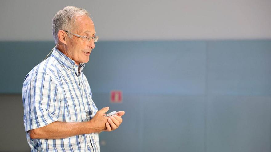 O catedrático Ángel Carracedo asistirá hoxe a un encontro amiense con tres podcasters