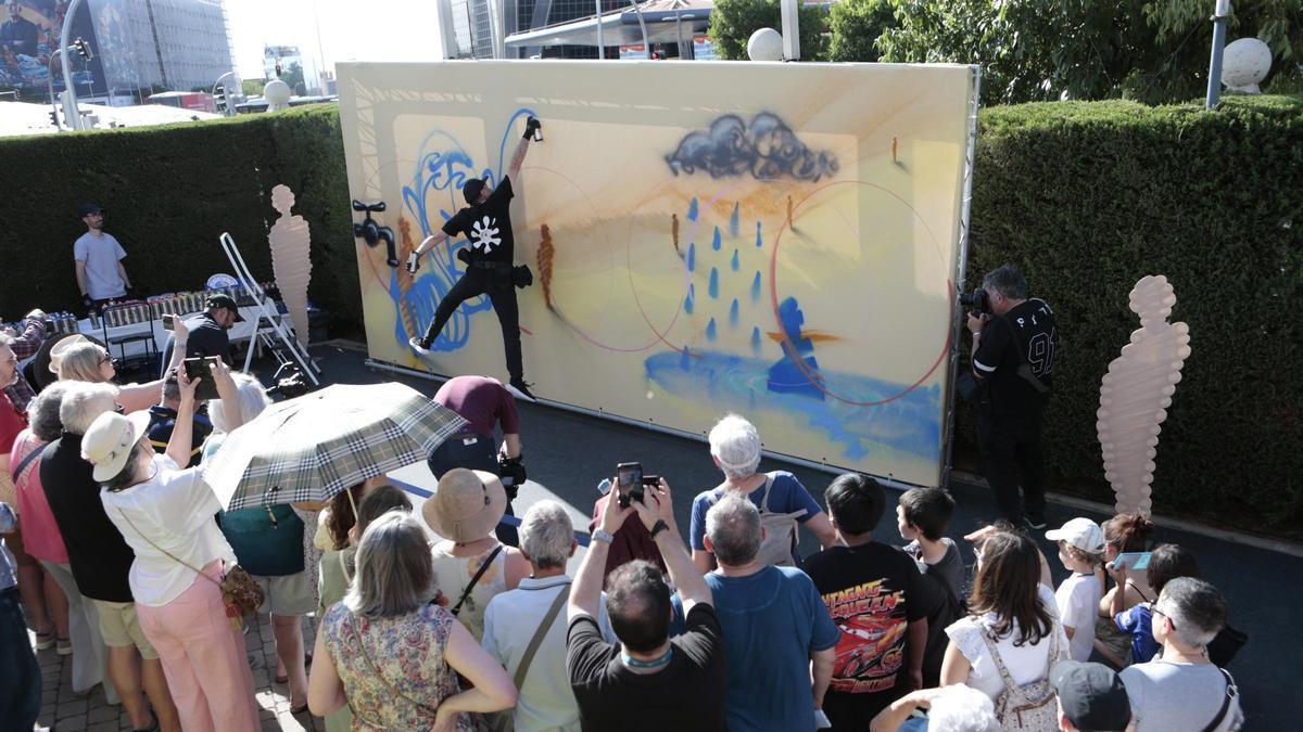El autor madrileño SUSO33, referente internacional y pionero del grafiti en España, ha realizado hoy unaobra en la sede de la Fundación Canaldela capital.