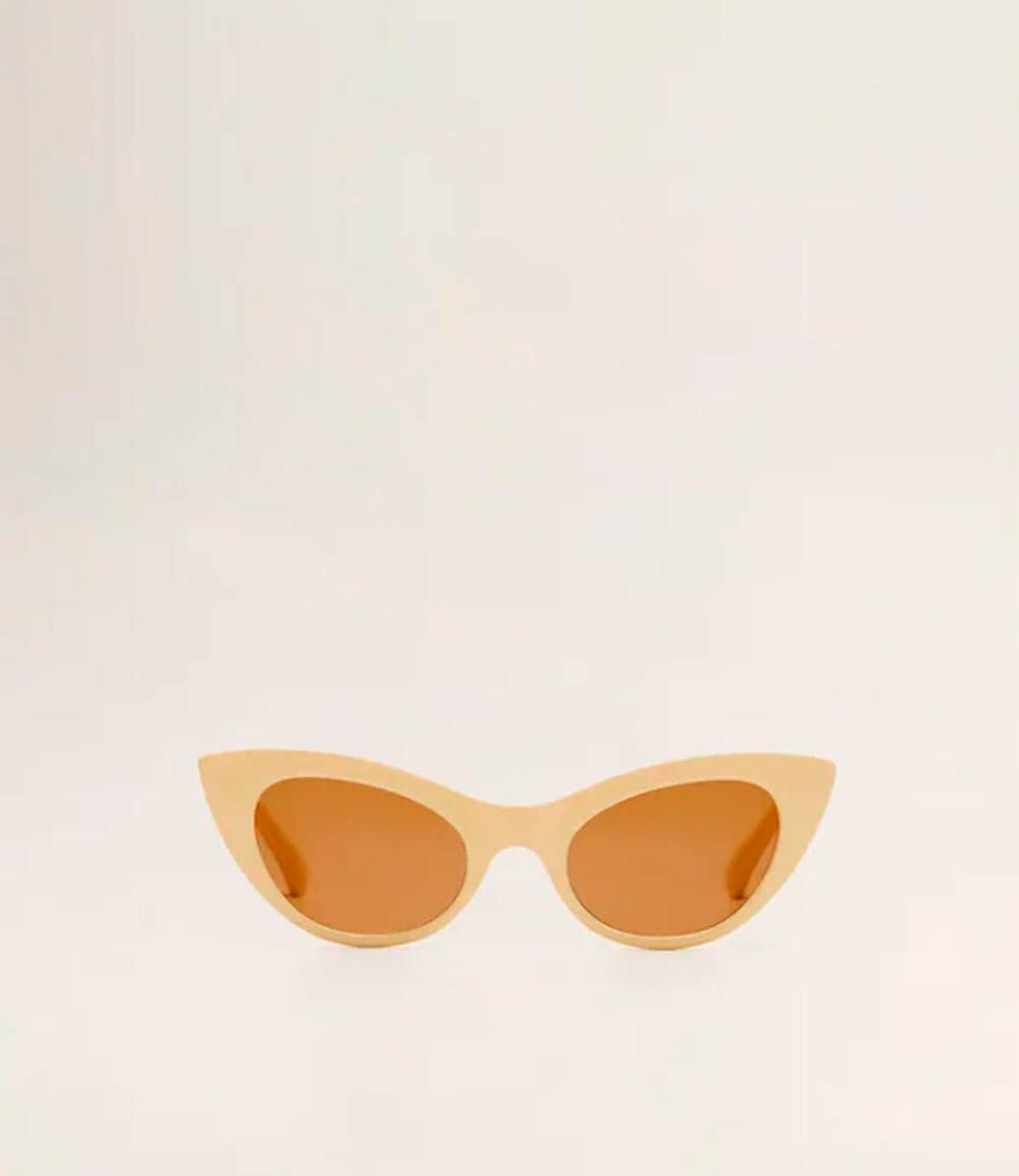 Gafas de sol 'cat eyes' de Mango Outlet. (Precio: 9,99 euros)