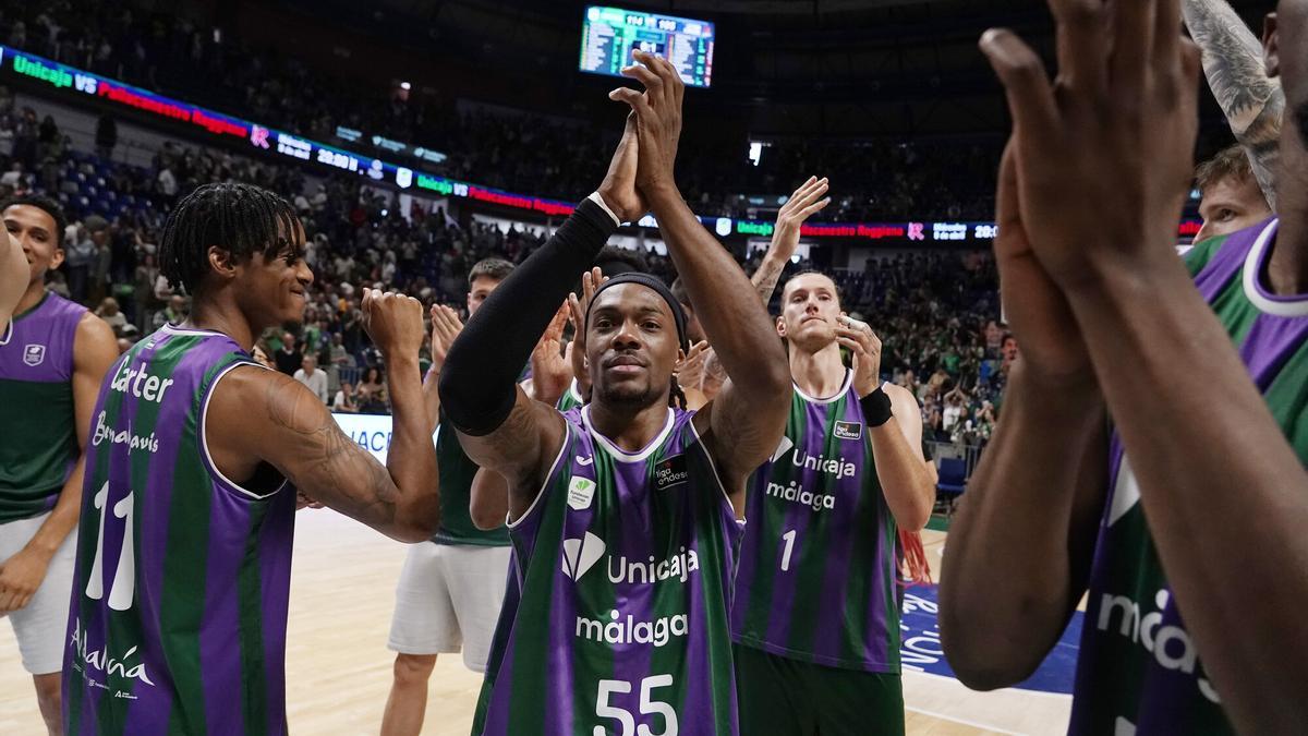 Los jugadores del Unicaja celebran con la afición la victoria ante el Coruña.