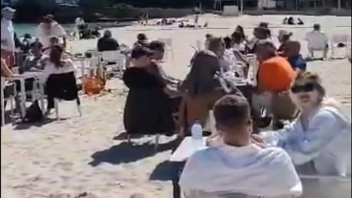 Ein Screeshot aus dem Video auf Social Media: Direkt am Strand saßen die Menschen auf Tischen und Stühlen vom Chiringuito