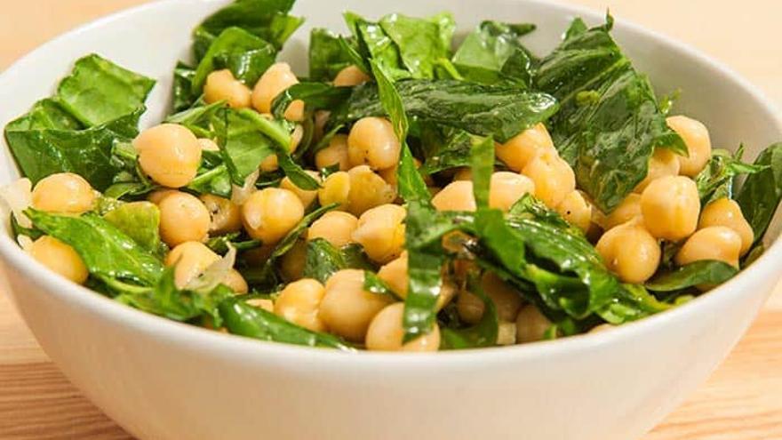 El truco que no sabías de la ensalada de garbanzos para que quede exquisita