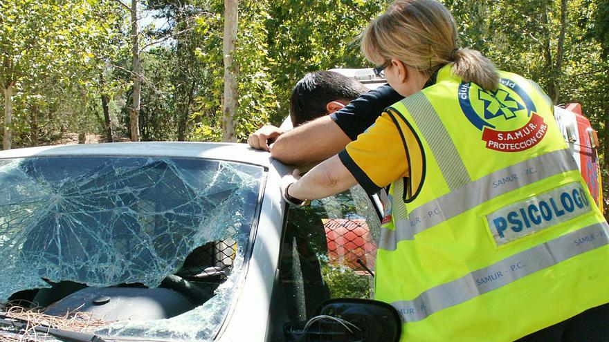 Una de las psicólogas del Samur de Madrid, interviniendo con un conductor tras un atropello. | SAMUR-PROTECCIÓN CIVIL