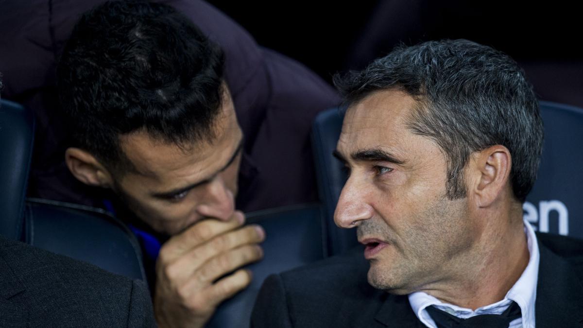  Valverde escucha a Busquets antes de empezar el partido de liga entre el FC Barcelona y el Celta de Vigo, en noviembre de 2019.