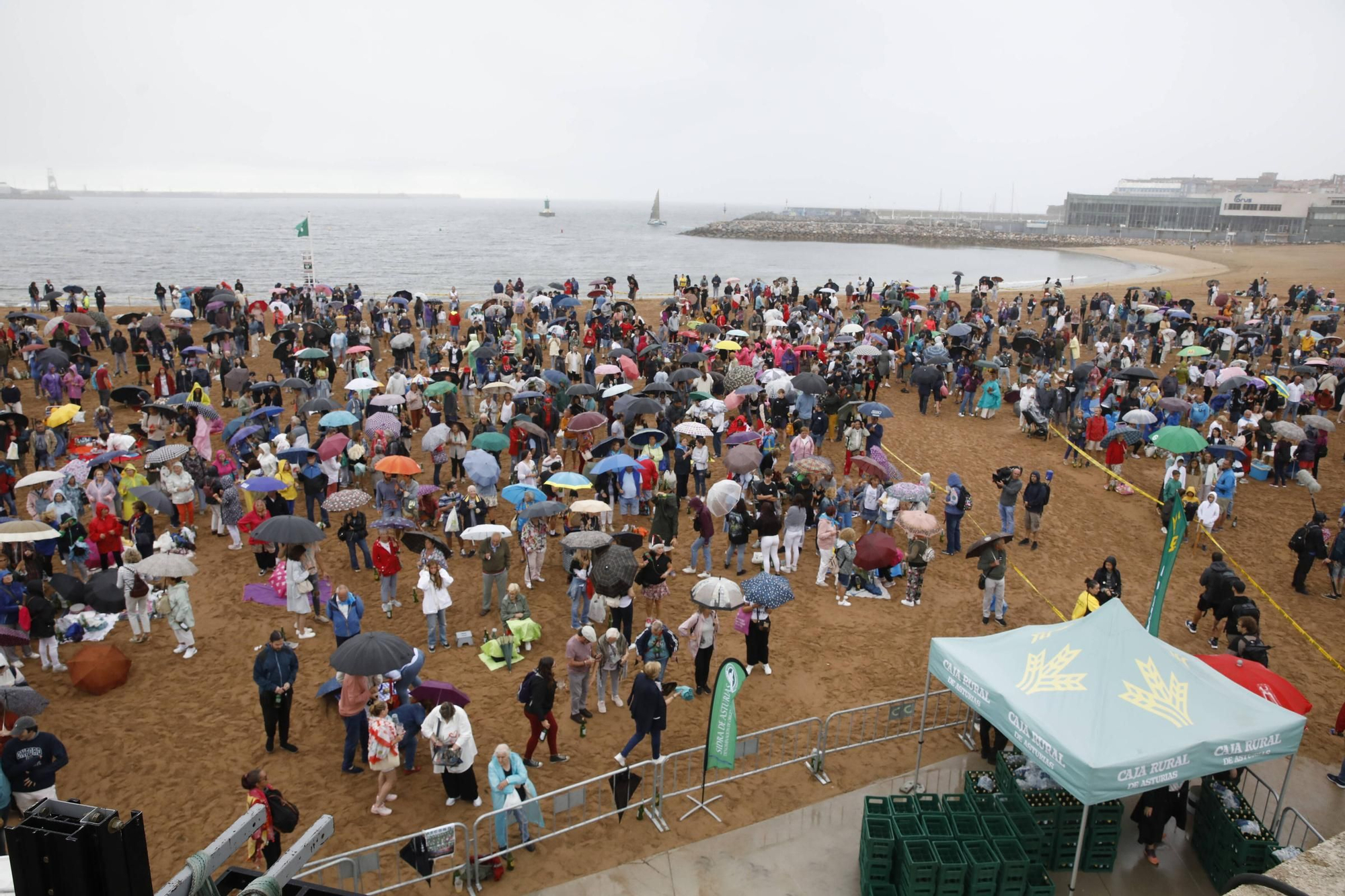 Así fue la cita para batir el récord de escanciado simultáneo en Gijón