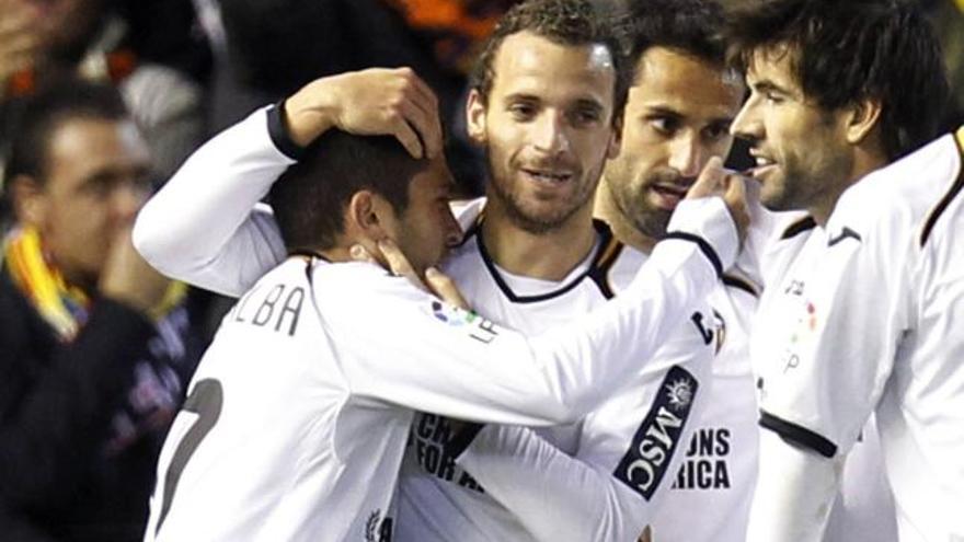 El delantero del Valencia CF Roberto Soldado celebra su segundo gol