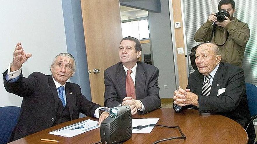 El alcalde visitó ayer el complejo empresarial de Fernández Alvariño, junto a su padre Salvador.