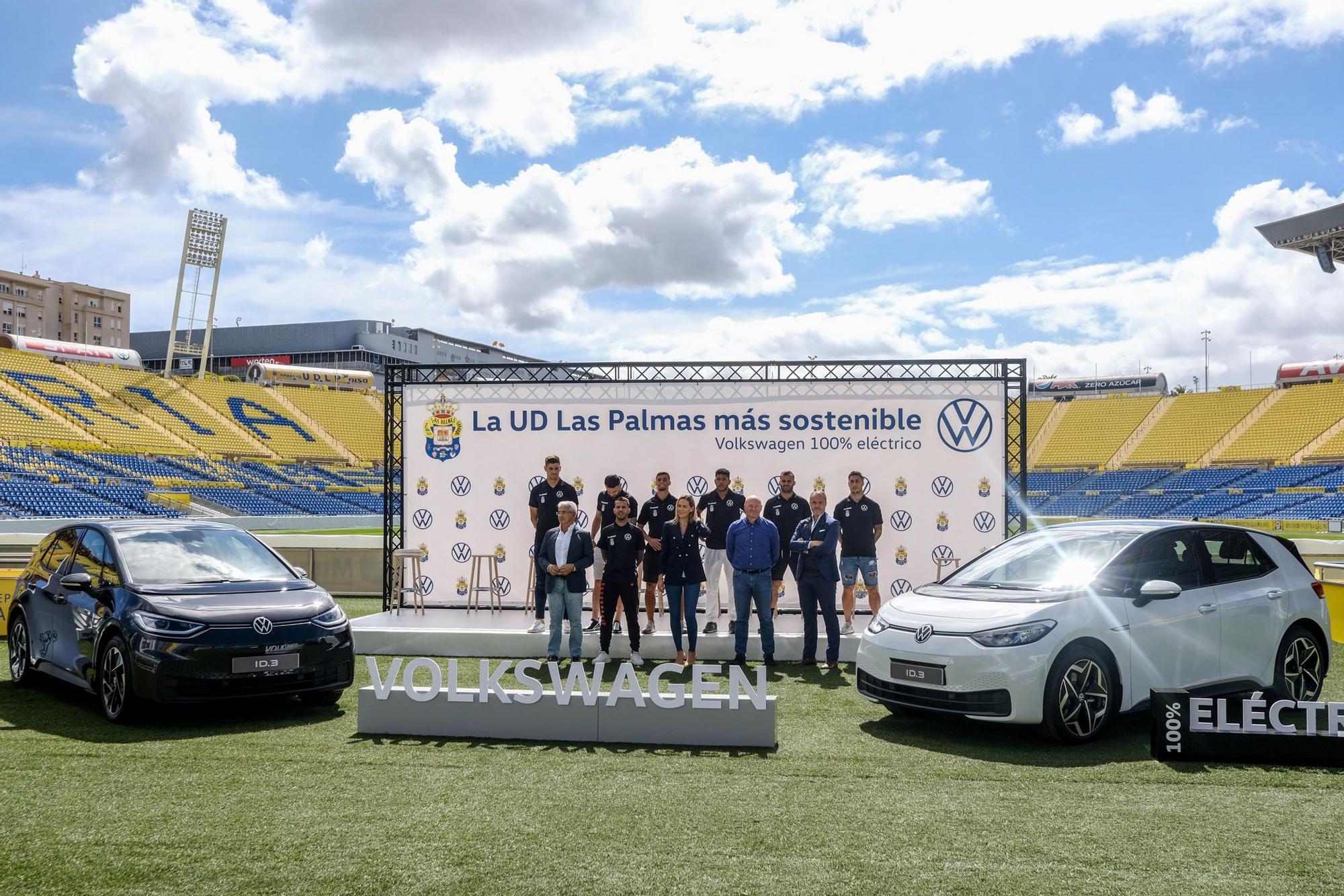 La UD Las Palmas recibe la nueva flota de coches eléctricos Volkswagen ID.3